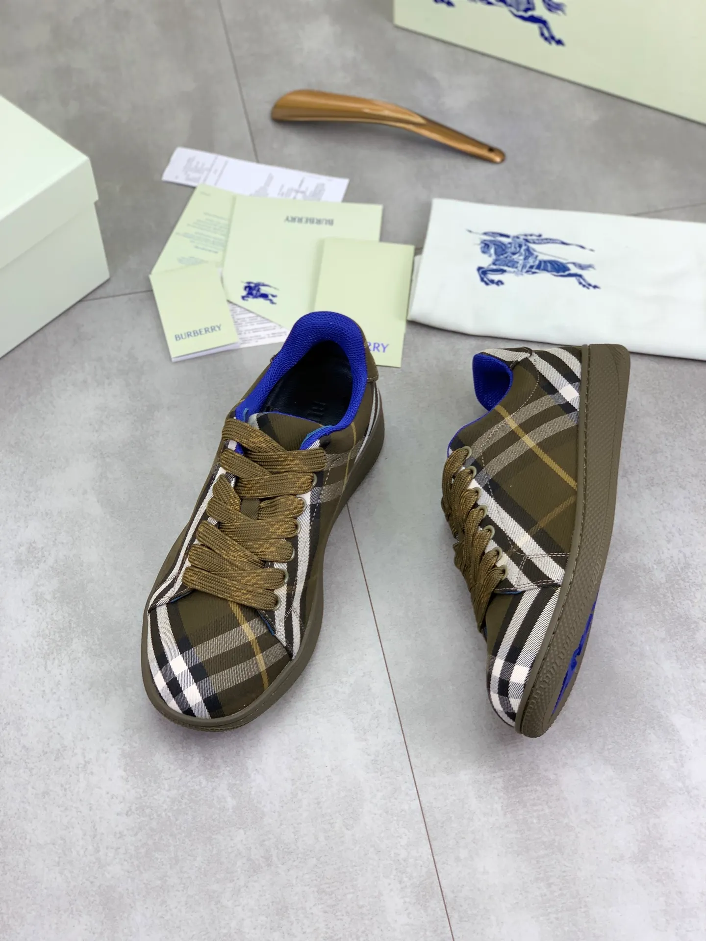 Factory price P580 [BURBERRY] Burberry - High-end quality original order - Upper: imported 🔝 original material - Lining: cowhide lining, feet; water-dyed cowhide - Outsole: ultra-light TPR rubber; two-color molded outsole - Super high quality control · Fine workmanship: highlighted (high-end, extravagance, grade) -Size: 38-46 (Male 38 46 can be customized) · Color: 4️⃣ colors available
